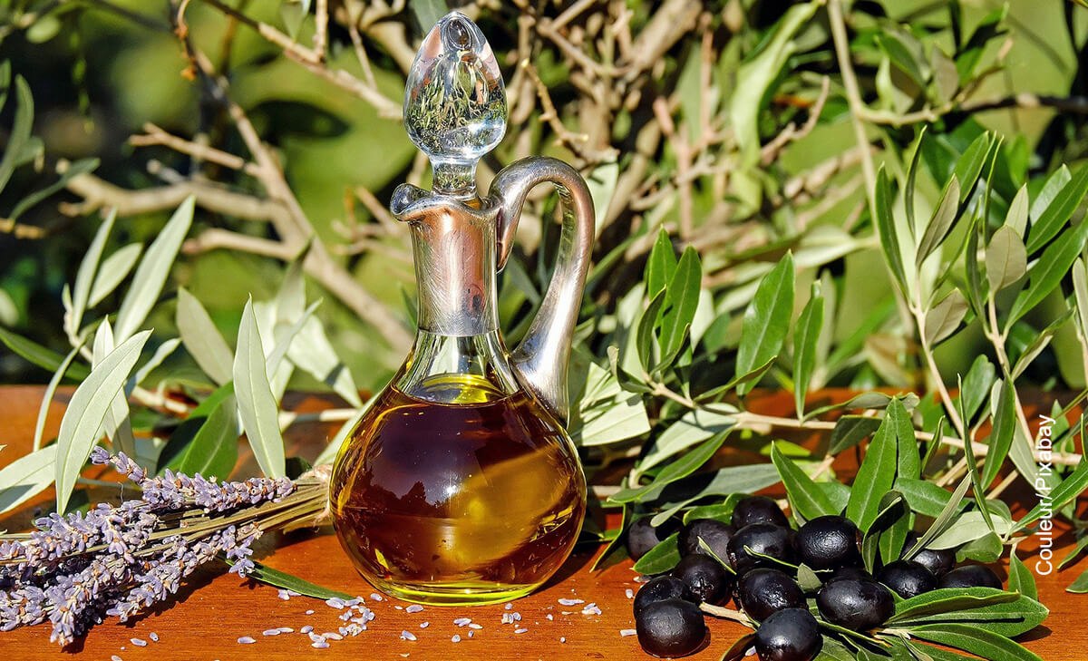 Foto de un recipiente que muestra para qué sirve el aceite de oliva