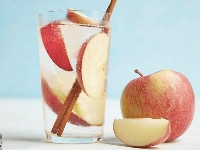 Foto de un vaso de canela y manzana