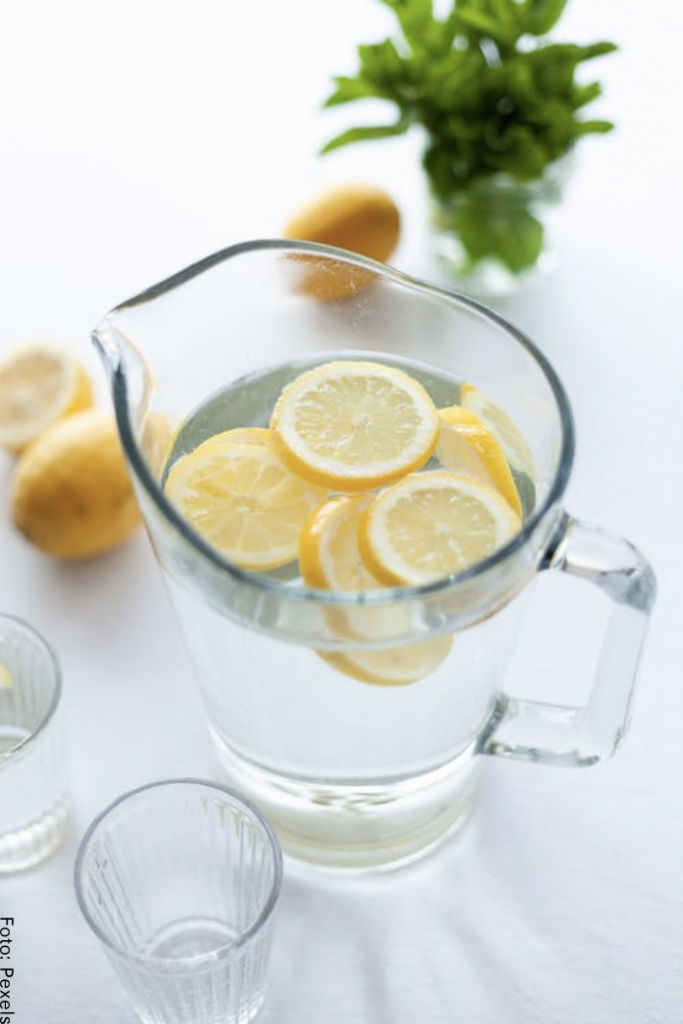 Foto de una jarra de agua con rodajas de limón