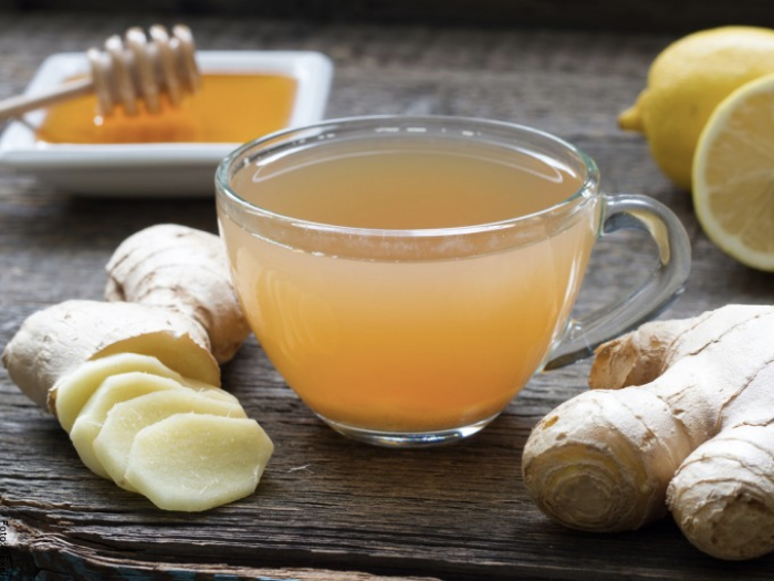 Foto de un vaso con té de jengibre y limón