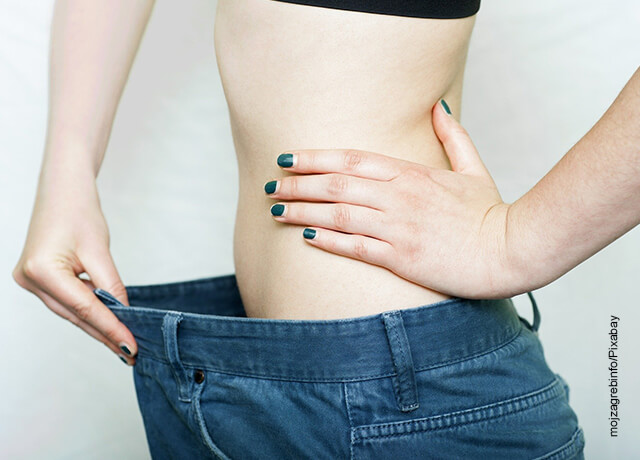 Foto de una mujer que muestra su bajada de peso que muestra para qué sirve el vinagre