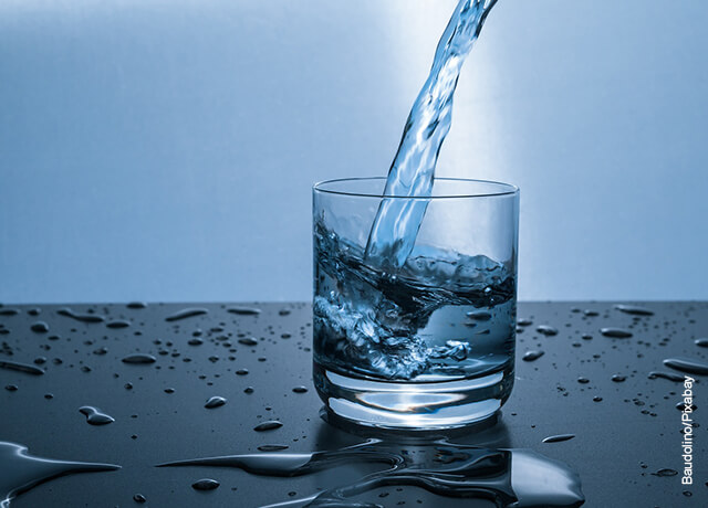 Foto de un vaso de agua llenándose