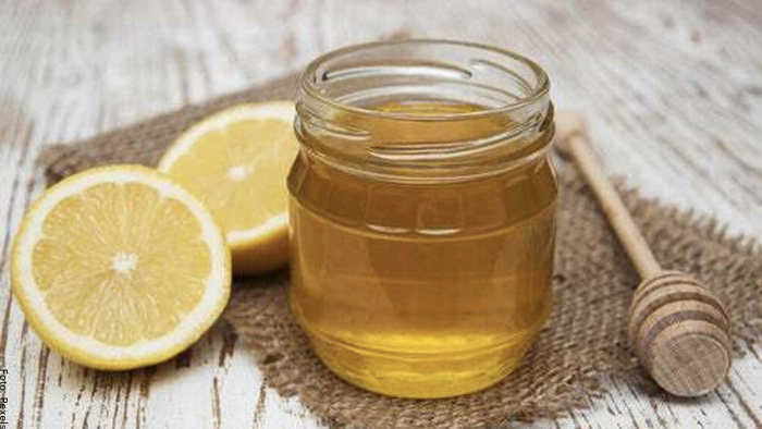 Foto de una taza de miel con limón para ilustrar para qué sirve la miel de abeja