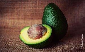 Foto de un aguacate partido que muestra para qué sirve la pepa del aguacate