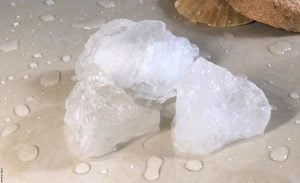 Para qué sirve la piedra alumbre, ¡así la debes usar!