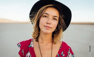 Foto de una mujer con un sombrero puesto