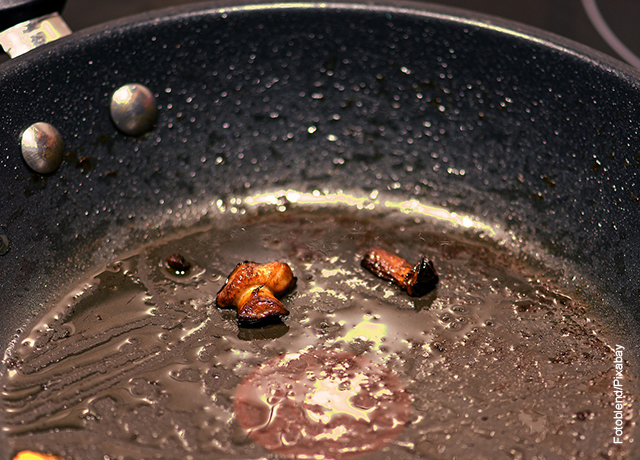 Foto de un sartén con ajos cocinándose