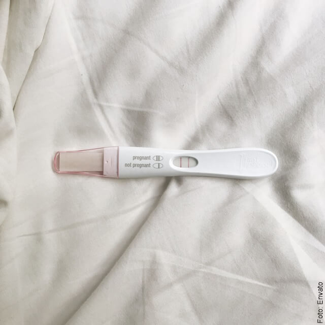 Foto de soñar con embarazo al ver una prueba positiva sobre la cama