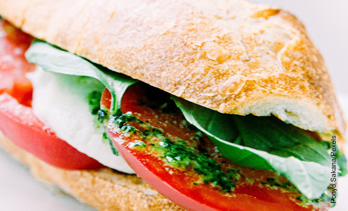 Foto de un sándwich con vegetales