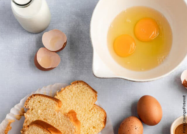 Foto de huevos, leche y pan que muestran la preparación de unas tostadas francesas y su receta