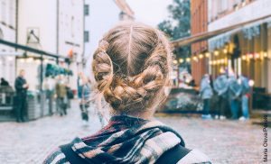 Foto de una mujer de espalda en una plaza
