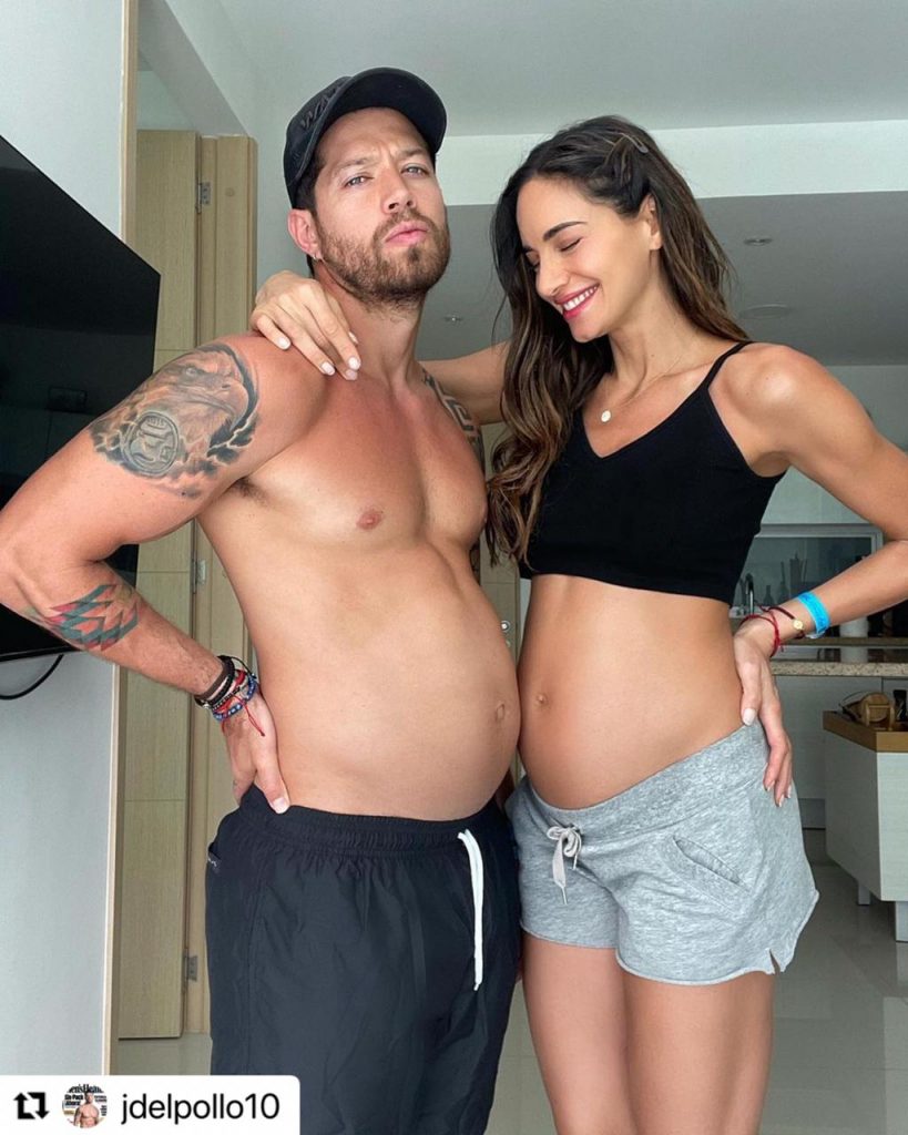 El Pollo fingiendo embarazo al lado de Valerie Domínguez.