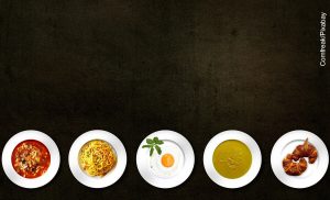 Foto de varios platos de comida sobre una mesa que muestran los alimentos con calorías