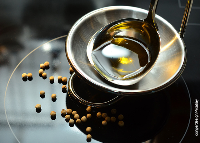 Foto de aceite de oliva cayendo a un bol