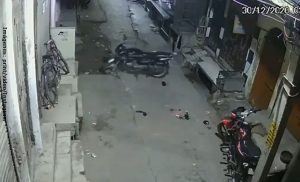 Cámara de seguridad captó motocicleta conducida por "fantasma"