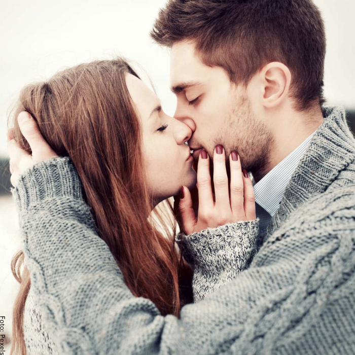 Foto de una pareja besándose
