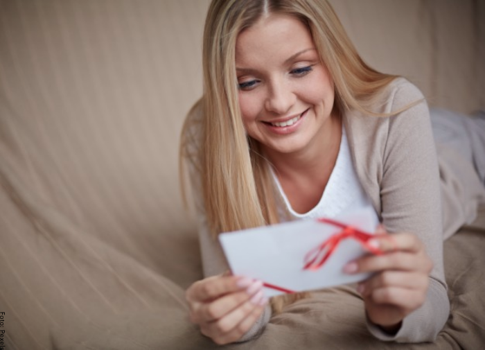 Foto de una mujer leyendo una carta