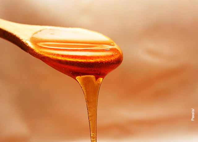 Foto de una cucharada de miel que ilustra cómo hacer cera casera
