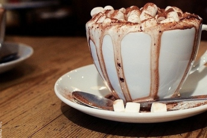 Foto de una taza de chocolate espumoso con minimasmelos