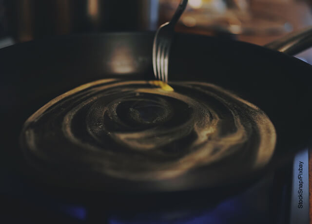 Foto de mantequilla derritiéndose en una sartén