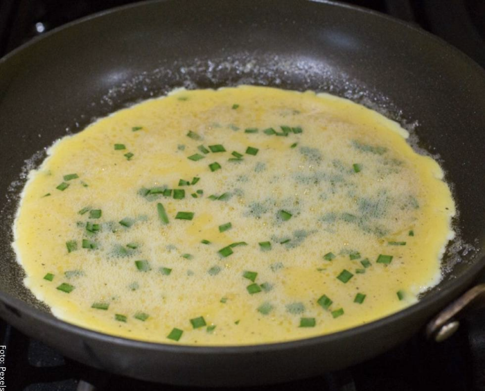 Foto del omelet en el sartén