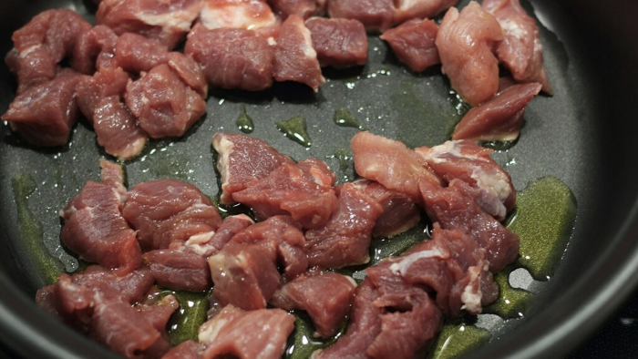 Foto de los trozos de carne en el sartén