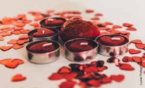 Foto de varias velas rojas en forma de corazón que ilustra cómo hacer velas