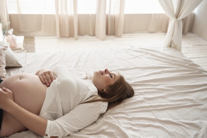 Foto de una mujer embarazada acostada
