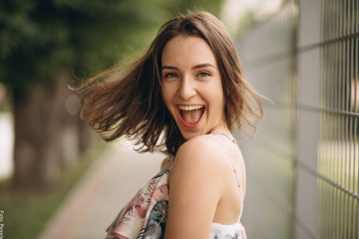 Foto de una chica sonriendo para ilustrar cómo seducir a un hombre