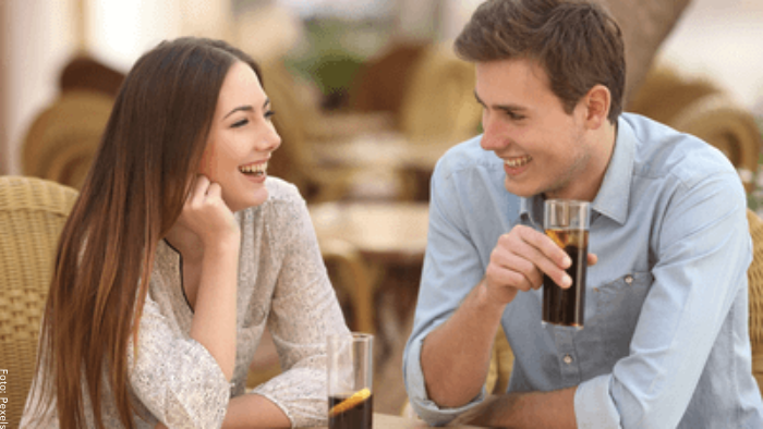 Foto de una pareja manteniendo una conversación