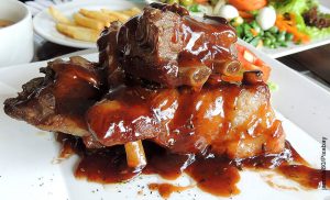 Foto de un plato de costillas que muestra cómo hacer costillas bbq con una receta tradicional