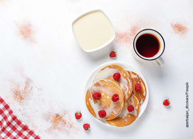 Foto de un desayuno con pancakes que muestra cuál es la leche evaporada