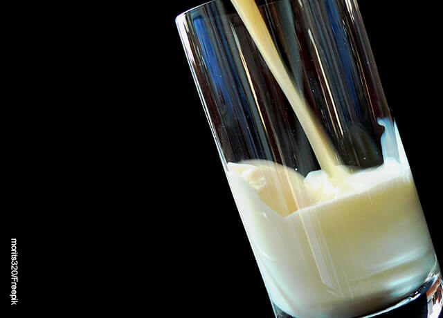 Foto de un vaso de vidrio con leche en su interior