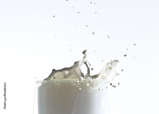 Foto de gotas de leche saltando de un vaso