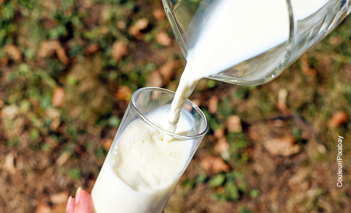 Foto de una persona sirviendo un vaso de leche que ilustra cuál es la leche evaporada