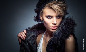 Foto de una modelo rubia posando a la cámara que muestra las frases de moda