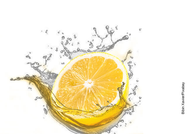 Foto de un limón cayendo al agua