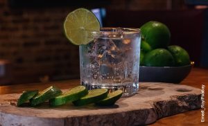 Foto de un coctel con limón que ilustra el gin tonic y su receta