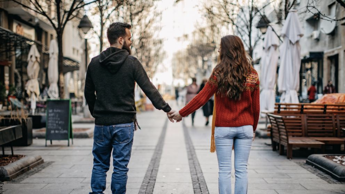 foto de una pareja caminando por la ciudad de la mano