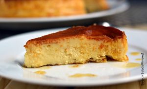 Foto de un trozo de postre sobre un plato que muestra la leche asada y su receta