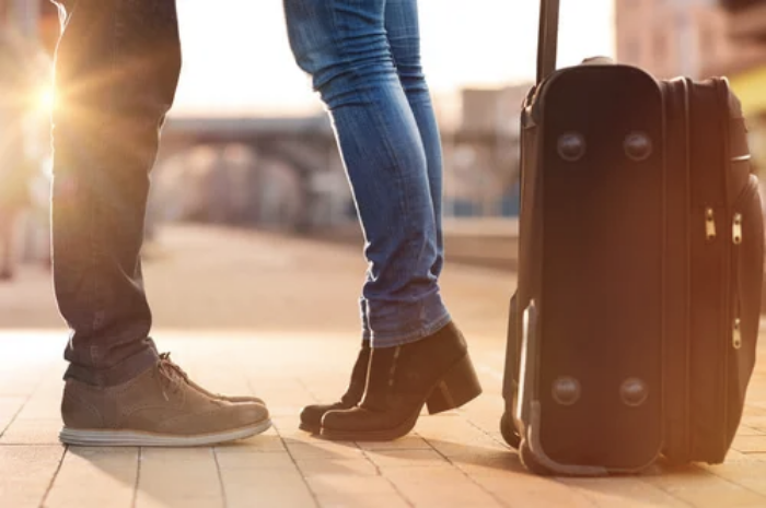 Foto de una pareja en un aeropuerto