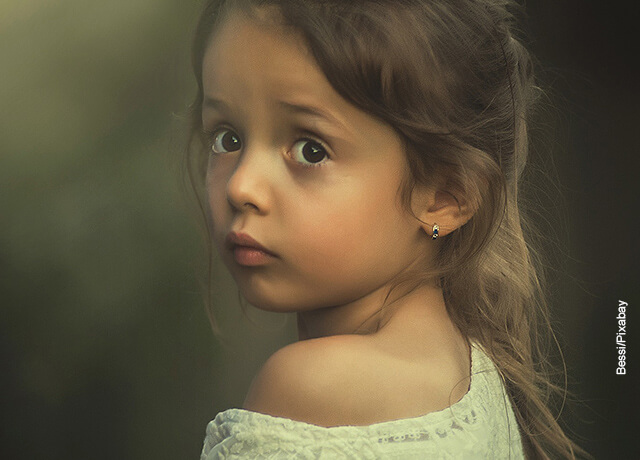 Foto de una niña posando frente a la cámara