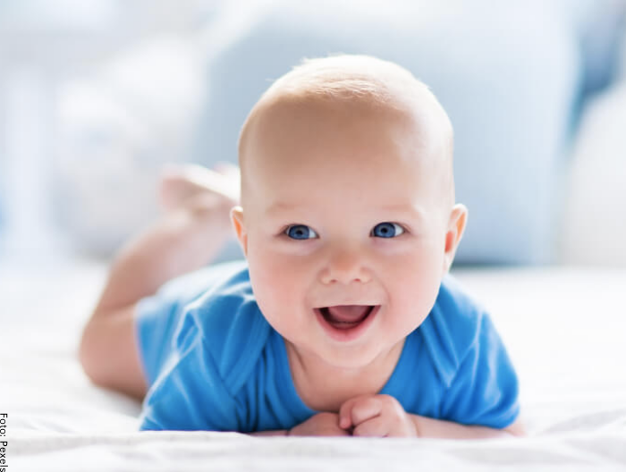 Foto de un bebé con camisa azul
