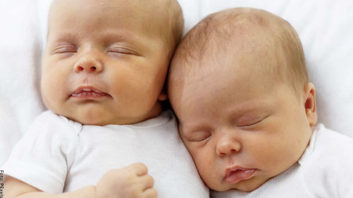 Foto de dos bebés durmiendo