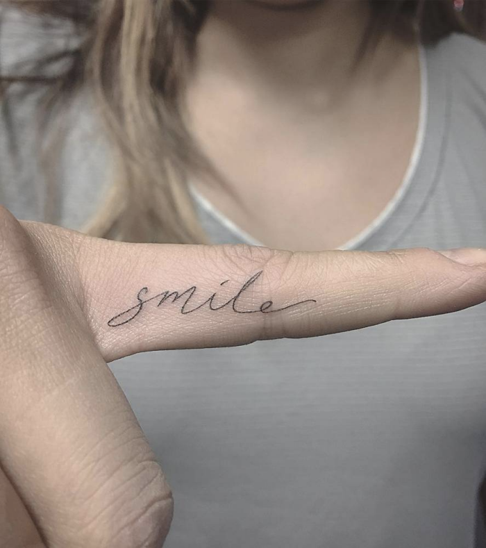 Foto del tatuaje con la palabra smile