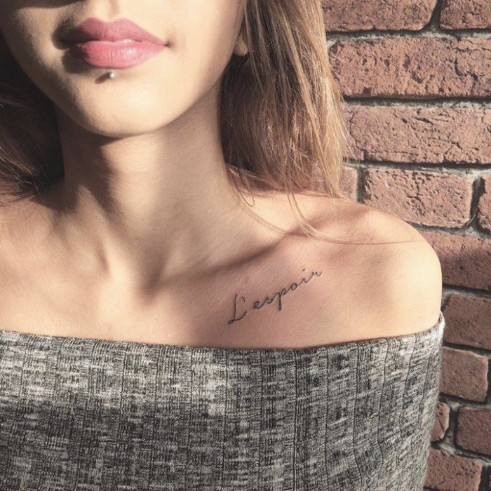 Foto del tatuaje con la palabra l'espoir