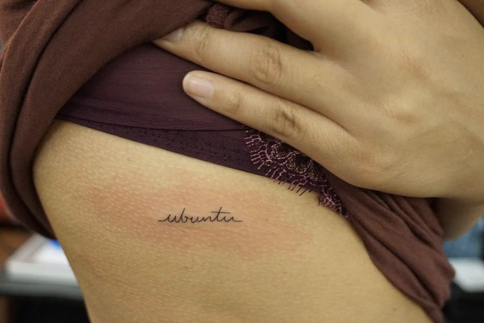 Foto del tatuaje con la palabra ubuntu