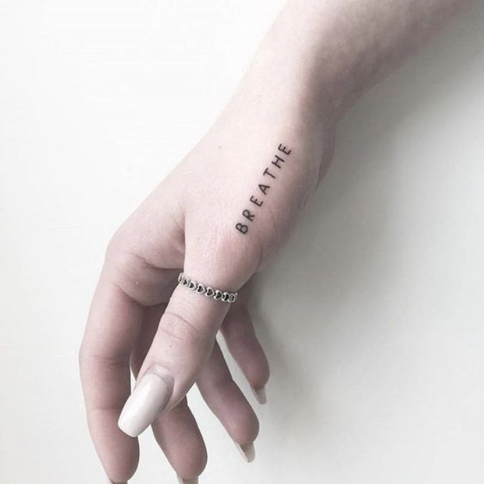 Foto del tatuaje con la palabra breathe