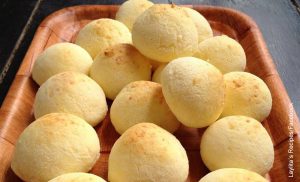 Foto de una casta llena de pan de yucas
