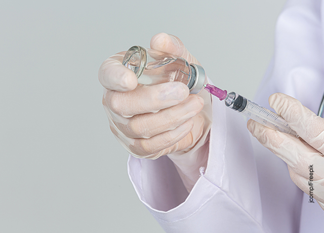 Foto de un doctor alistando una jeringa de inyección